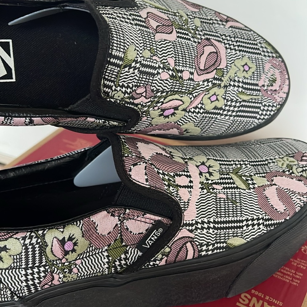 Vans WMNS Classic Slip-On Stackform Tapestry Floral Black
VN0A7Q5RBM8
Platforms - Picture 14 of 16